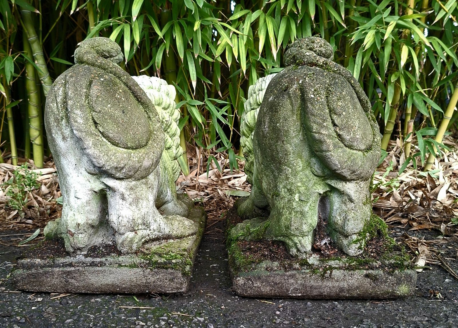 photo vinterior Pair Of Antique Stone Recumbent Guardian Lions