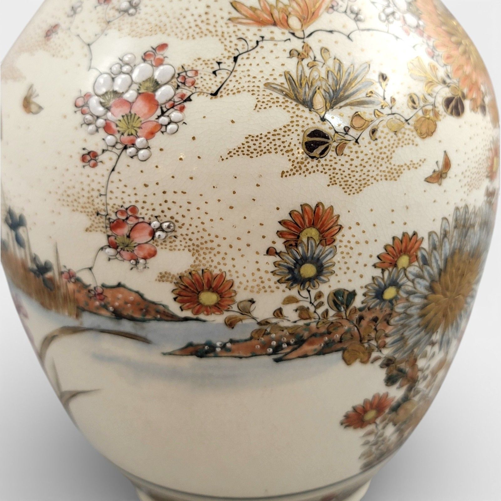 photo vintage Pair Of Large Meiji Japanese Satsuma Vases, Moriage & Gold Pointillé