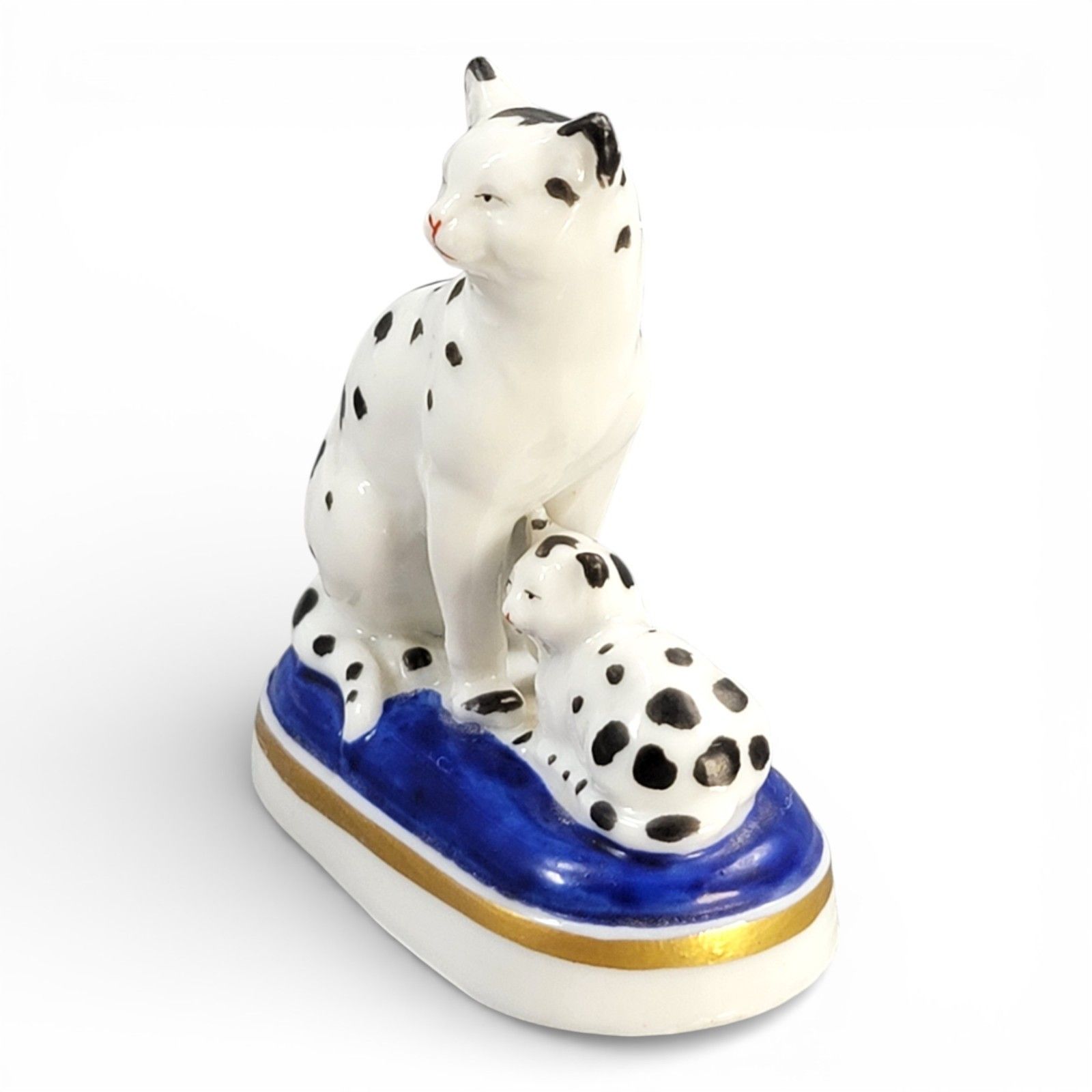 Rare Chelsea Porcelain Miniature Group, Seated Cat And Kitten, Late 18th Century photo furniture