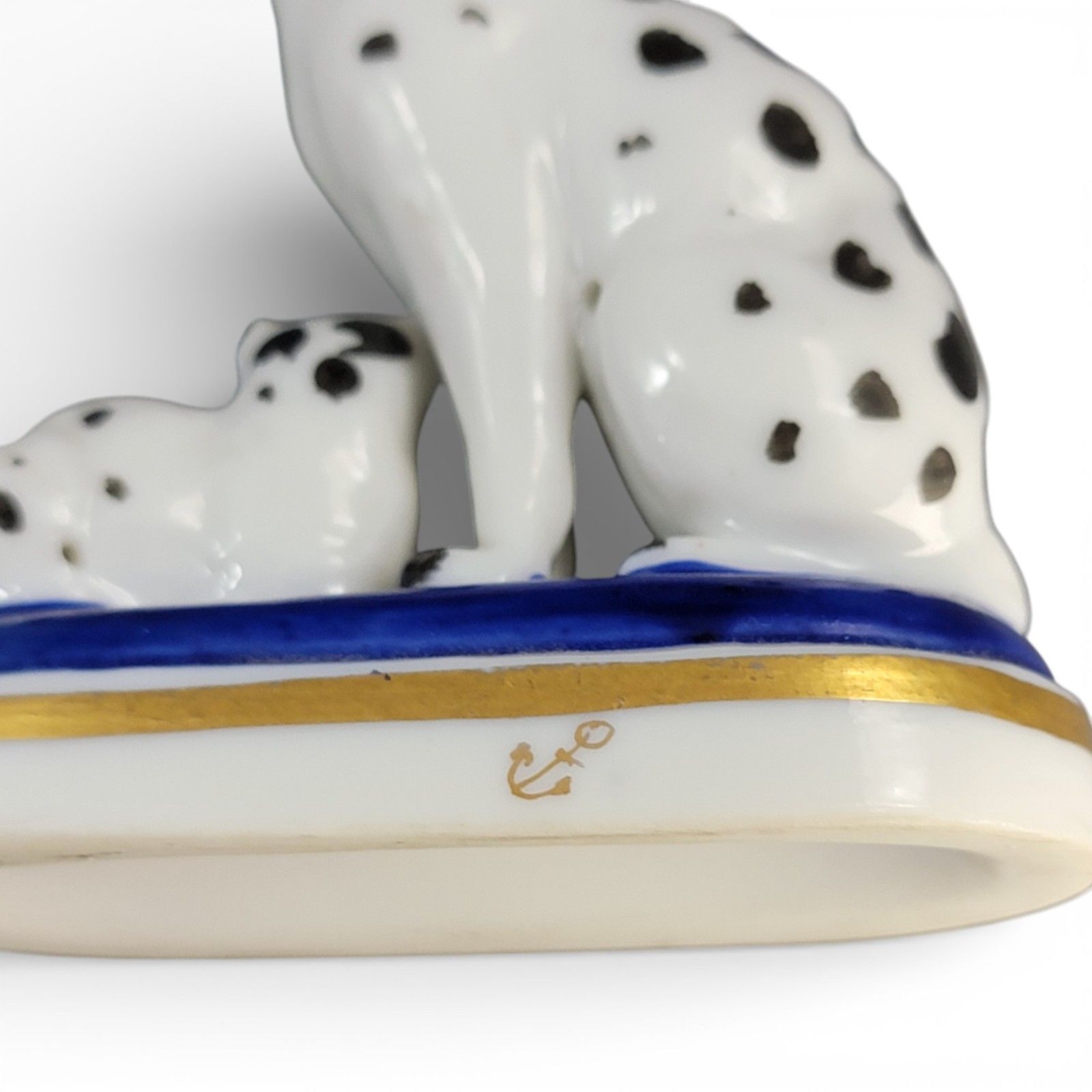photo furniture Rare Chelsea Porcelain Miniature Group, Seated Cat And Kitten, Late 18th Century