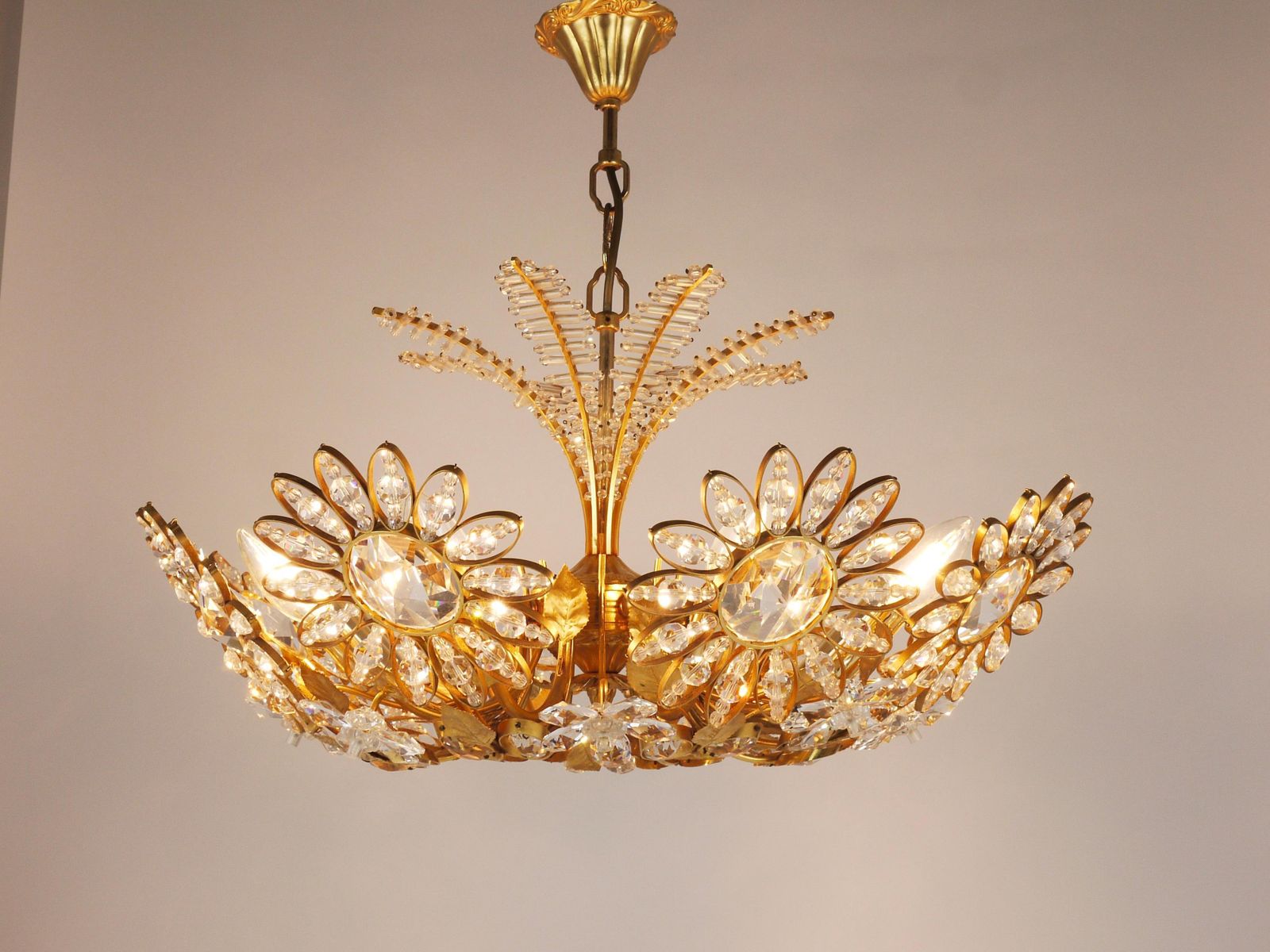 photo vinterior Ernst Palme Large Palwa Flower Palm Tree Chandelier, Gilt Brass, Crystals, 1970s
