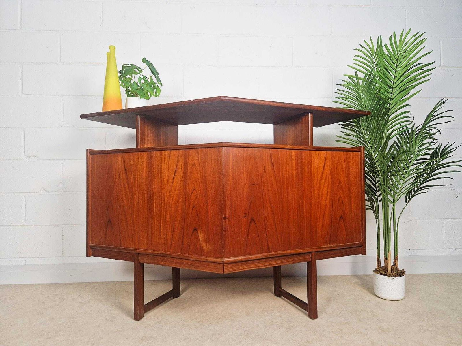 Turnridge Of London Vintage Mid Century Medium Teak 1960s Angled Cocktail Bar Pg010