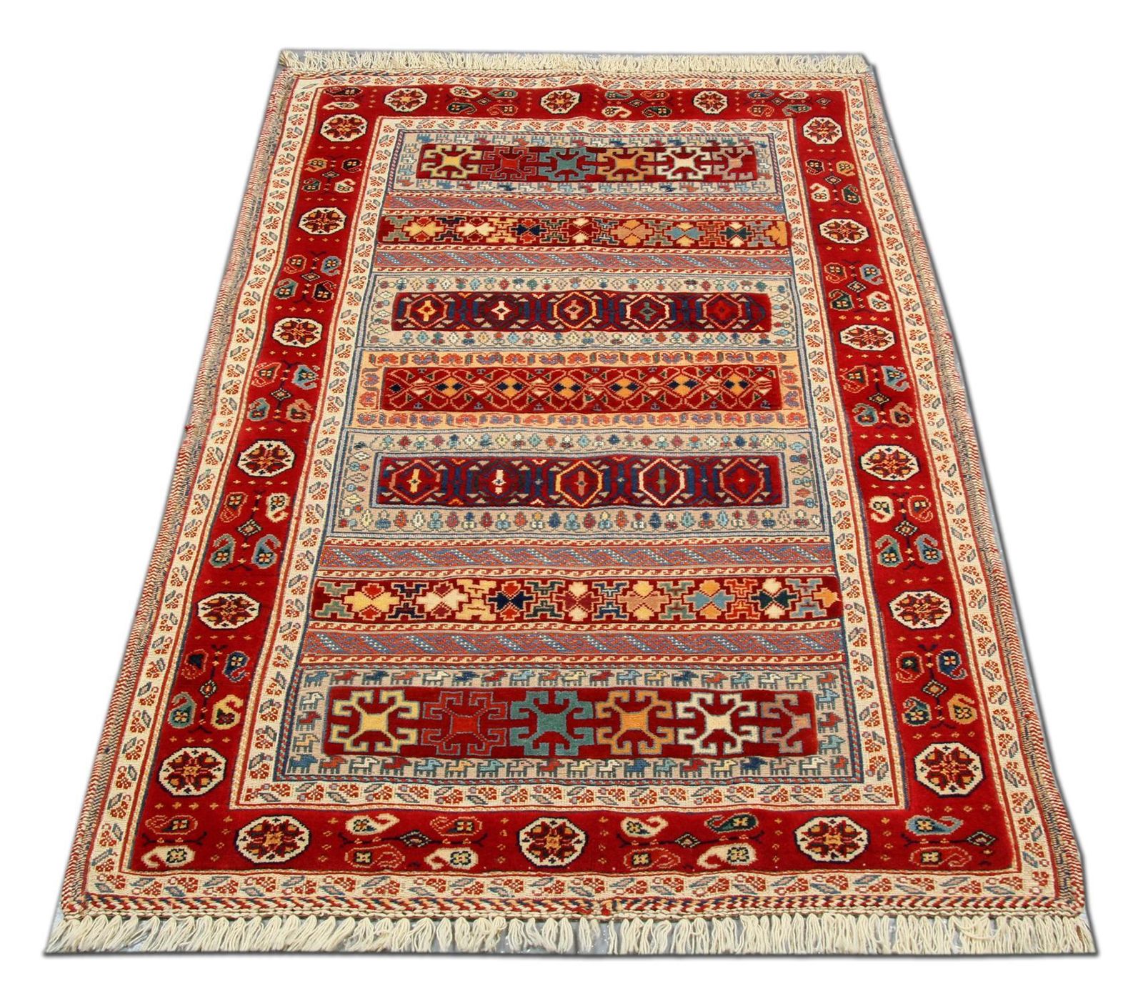 Traditional Kilim Carpet Wool Area Rug, Handwoven Sumakh Kilim Rug photo Textiles