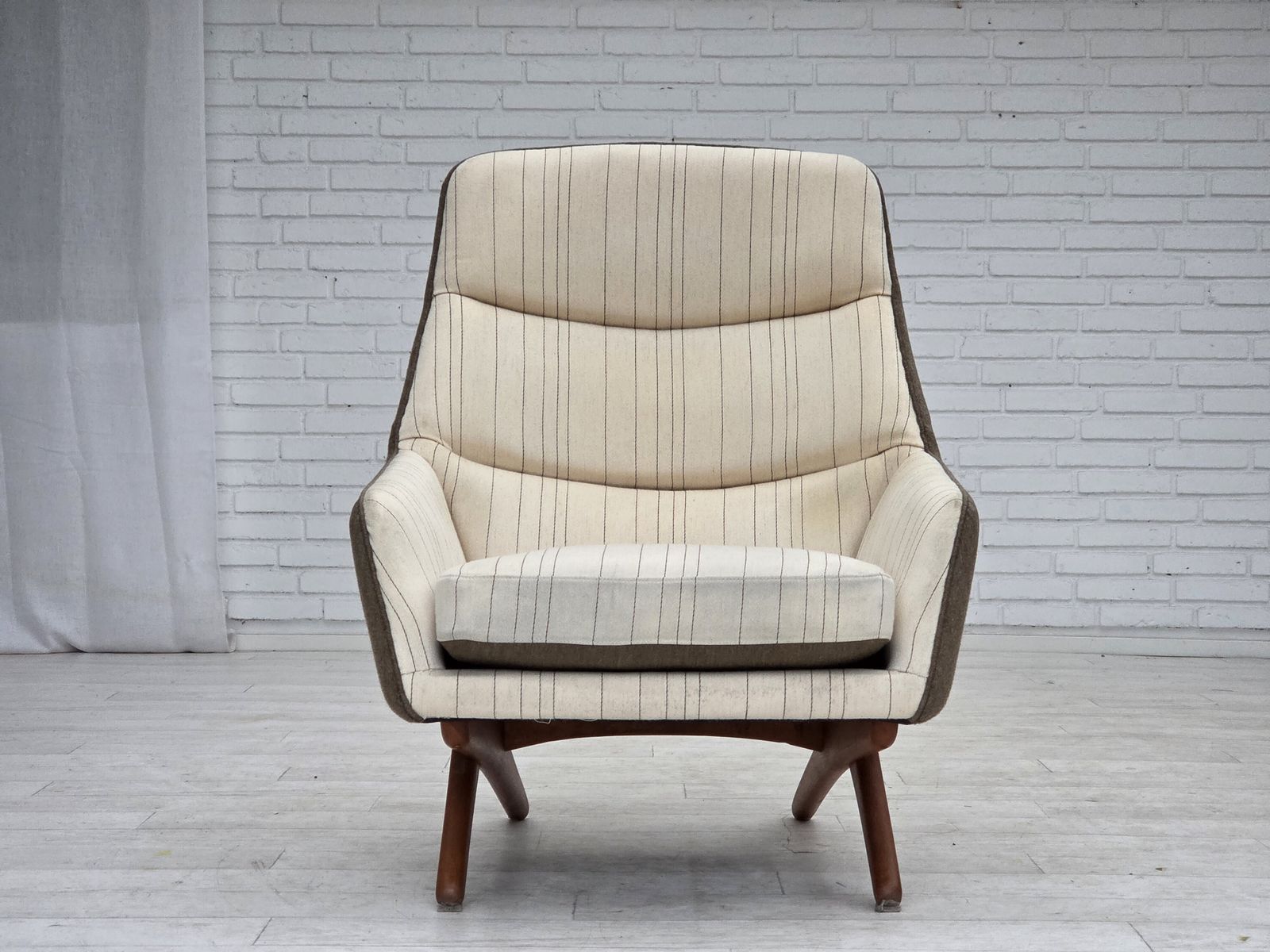 Ca. Jaren 1970, Deens Design Van Illum Wikkelsø. Meubelwol, Eikenhouten Poten. photo buy