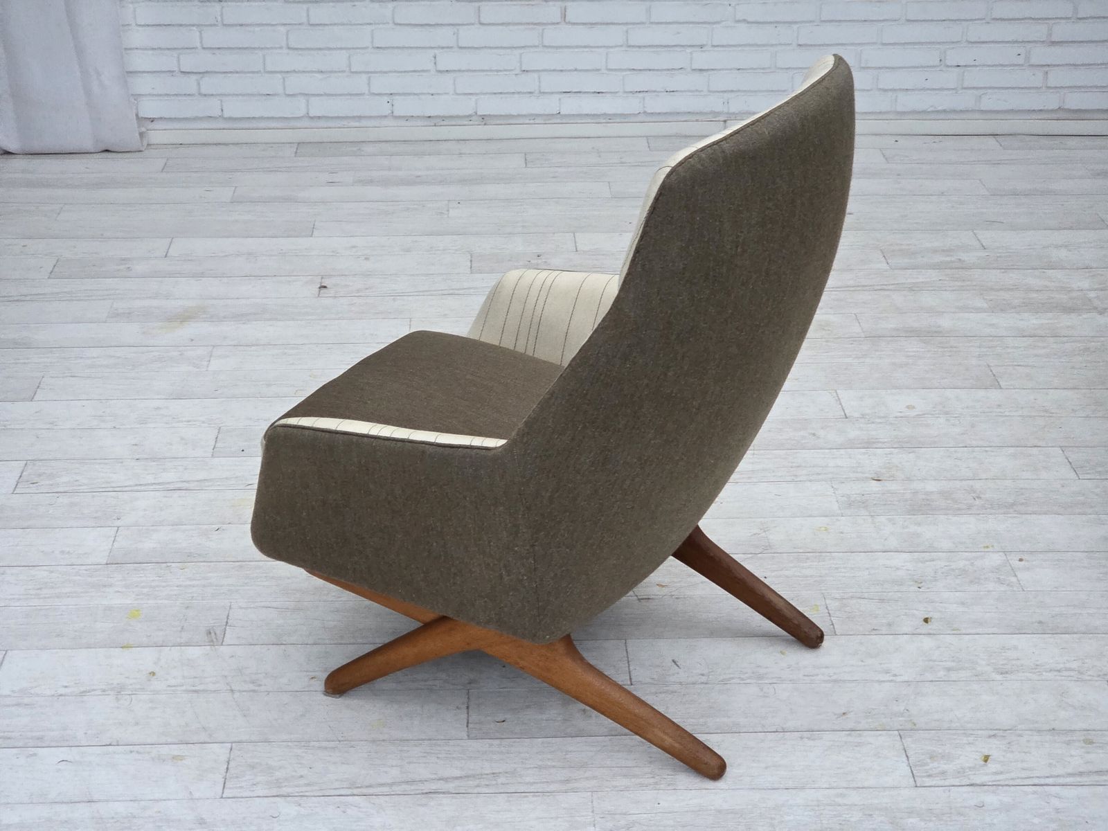 photo vintage Ca. Jaren 1970, Deens Design Van Illum Wikkelsø. Meubelwol, Eikenhouten Poten.