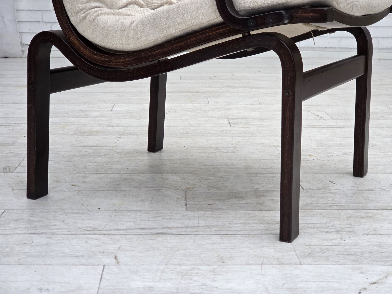 Scandinavische Fauteuil, Ca. Jaren 1970, Meubelwol, Donker Beukenhout. photo vintage