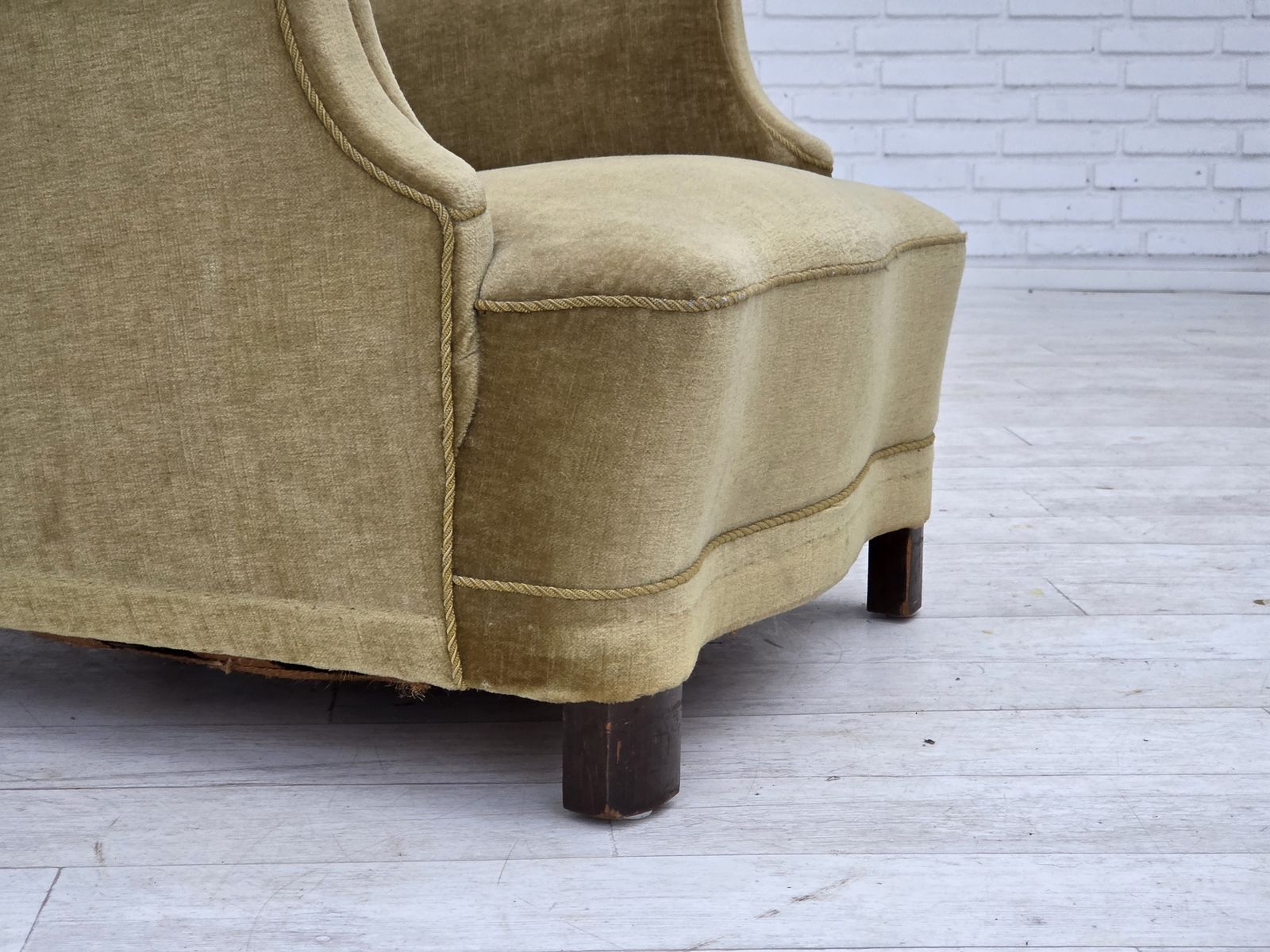 photo furniture Ca. Jaren 1960, Deense Fauteuil, Groen Meubelvelours, Eikenhout.