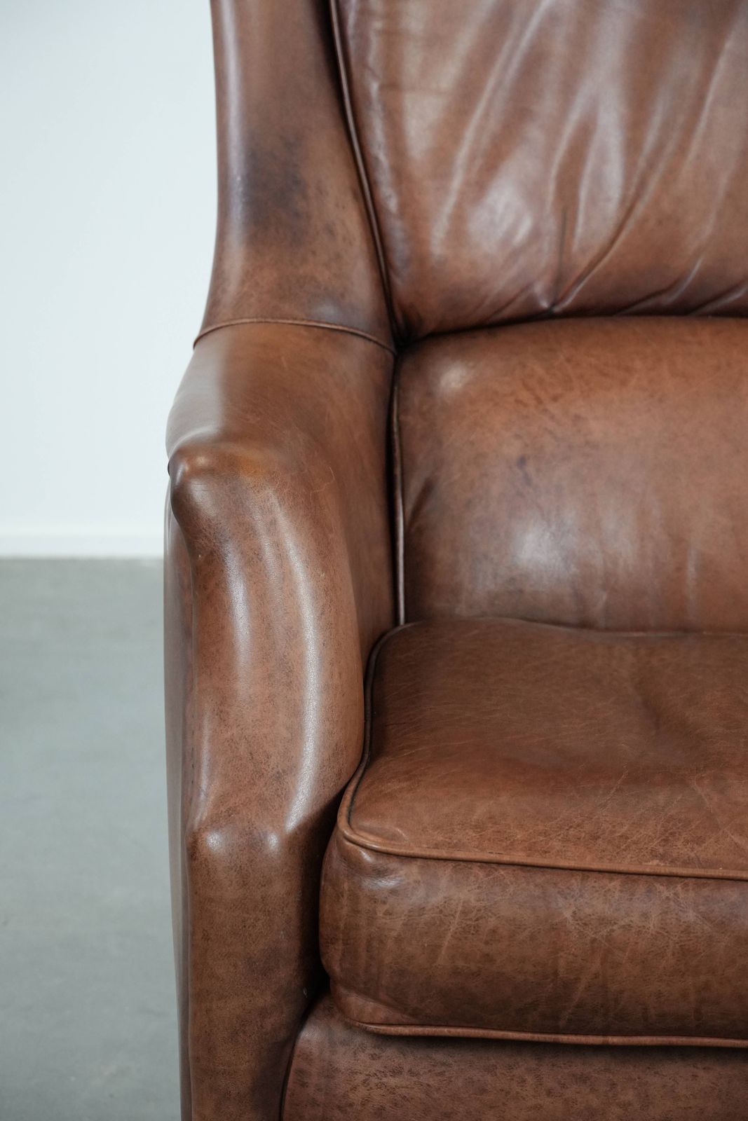 Meubels Comfortabele En Luxueuze Cognacbruine Rundleren Fauteuil Met Decoratieve Sierspijkers photo