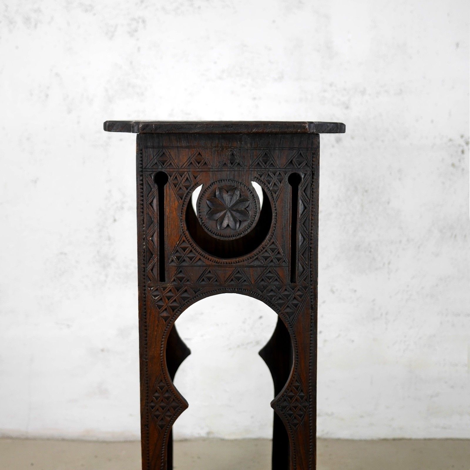photo vinterior Antique Arts & Crafts Carved Moorish Hard Dark Wood Lamp Side Table #103111