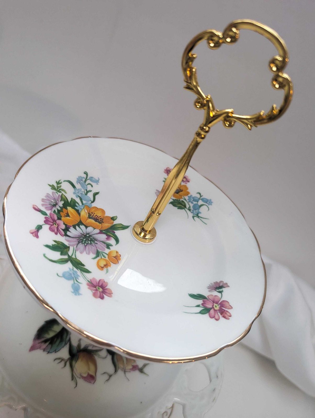 photo vintage Beautiful Elegant Vintage 3 Tier Cake Stand. Bone China, Bridgerton Style. Made In England
