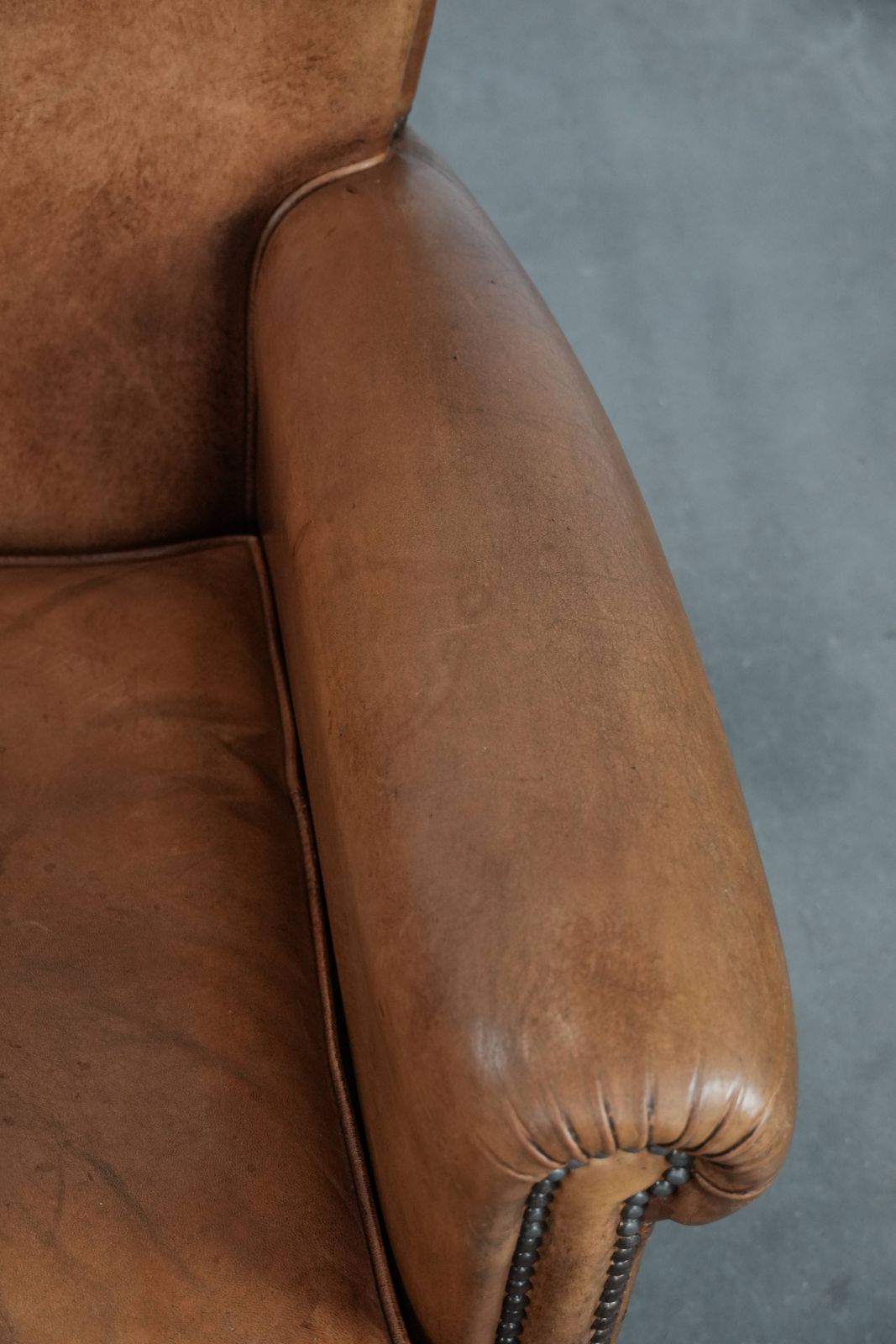 Vintage Fauteuil Van Schapenleer Met Karakter En Warme Kleuren photo vintage