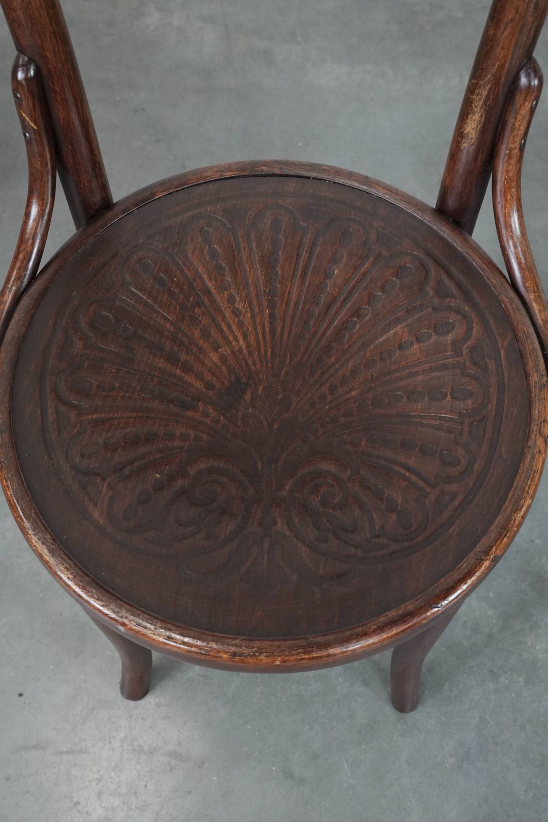 Set Van Vier Vintage Houten Bistrostoelen Met Houtsnijwerk En Decoratieve Details photo buy