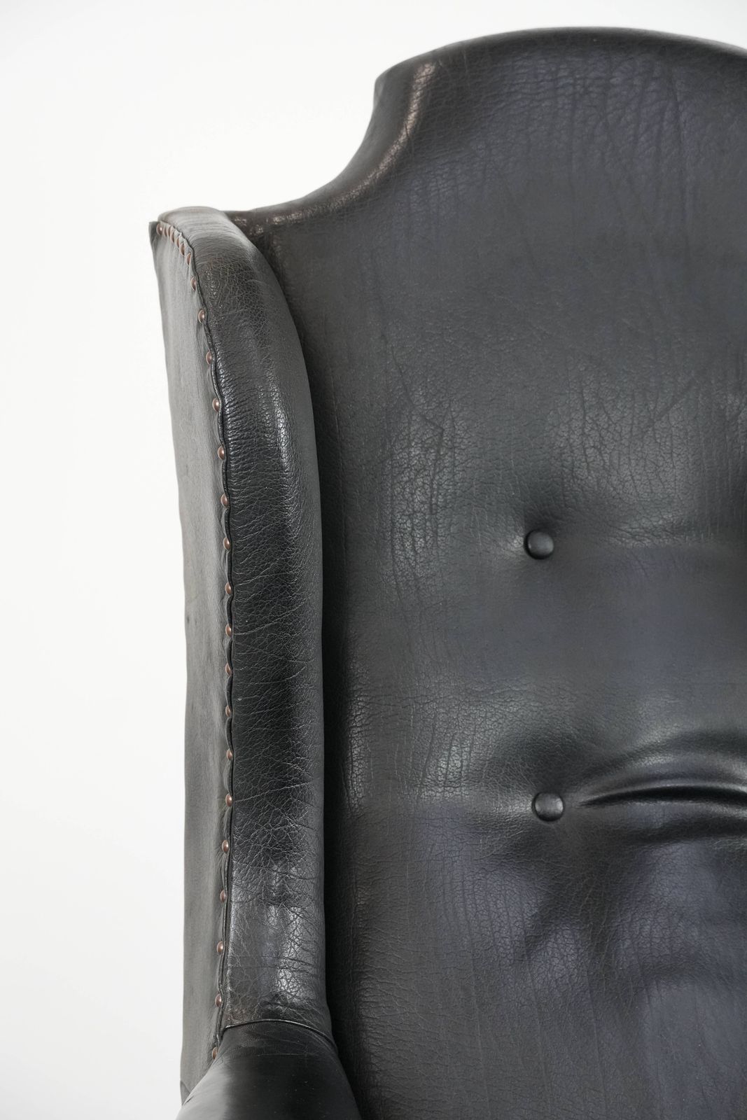 Grote Antieke Engelse Vleugelfauteuil In Zwart Koeienleer, Eind 19e Eeuw, Met Een Weelderige Uitstraling photo vintage