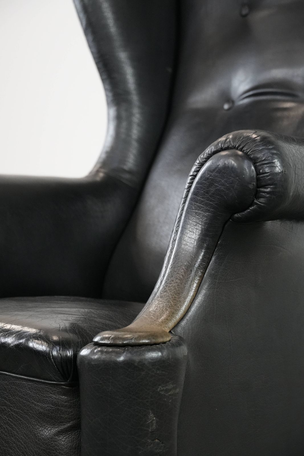 Meubels Grote Antieke Engelse Vleugelfauteuil In Zwart Koeienleer, Eind 19e Eeuw, Met Een Weelderige Uitstraling photo