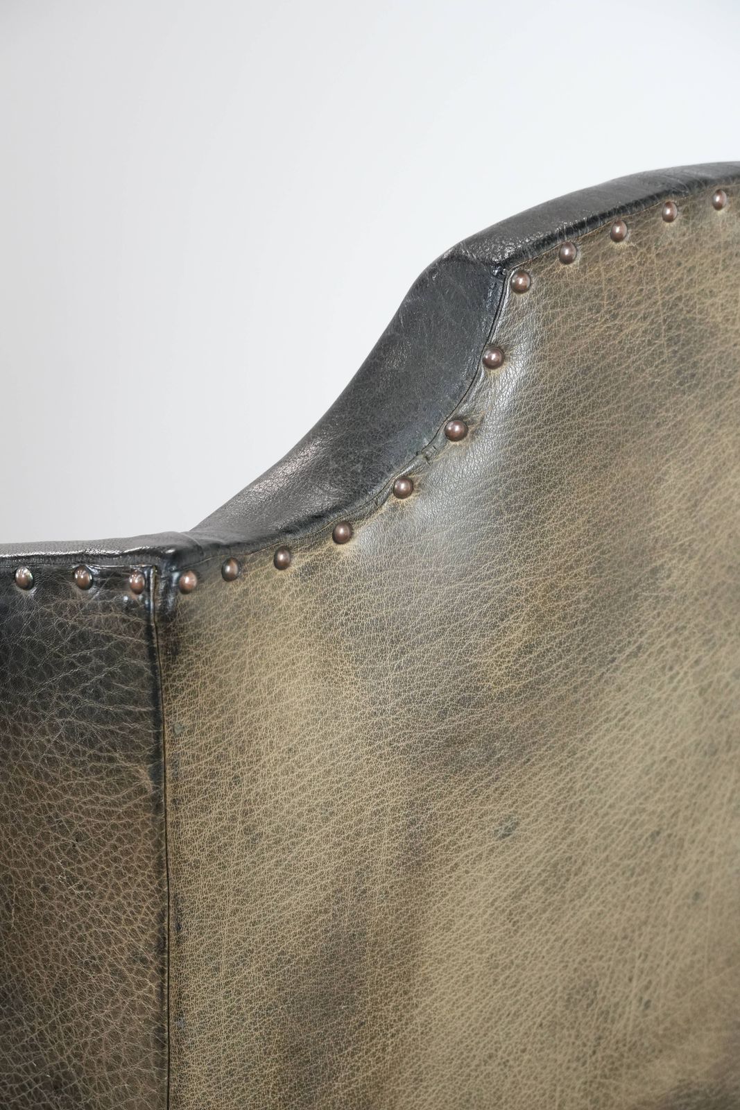 photo vinterior Large Antique Black English Cowhide Wing Chair From The Late 19th Century With A Luxurious Appearance
