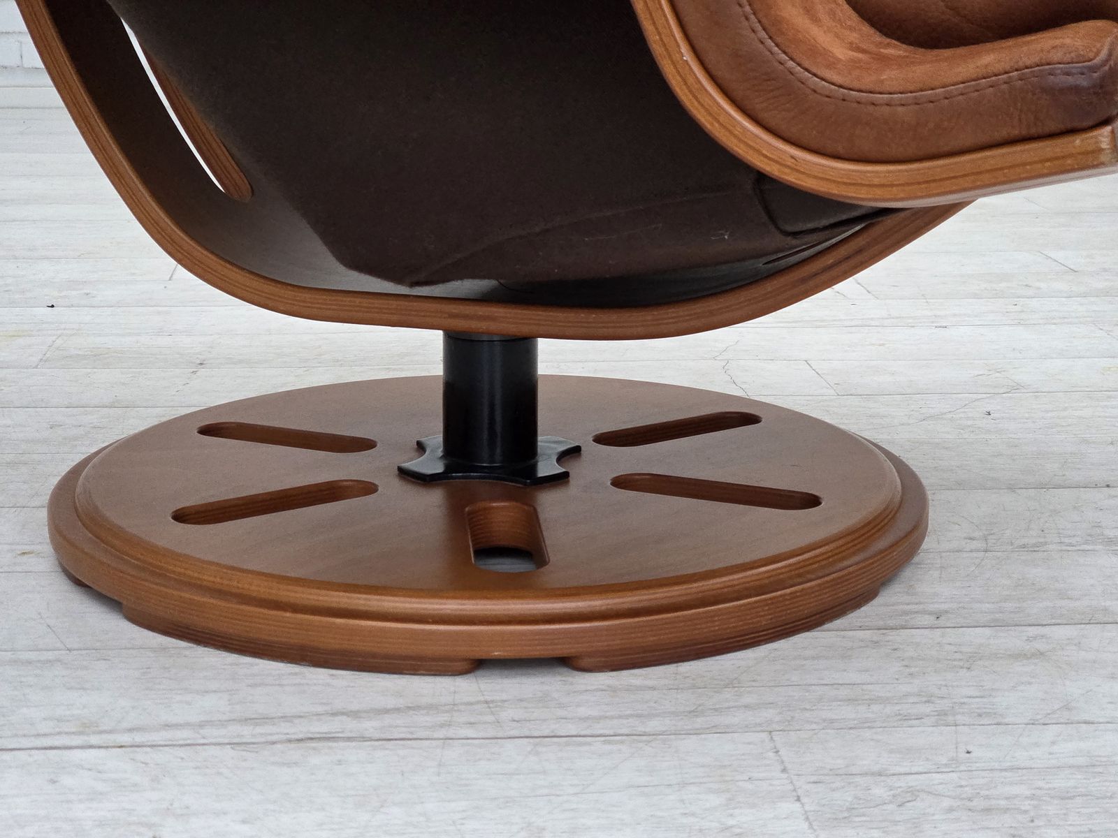 Jaren 1980, Zweedse Draaifauteuil, Nubuckleer, Canvas, Gebogen Beukenhout. photo for sale