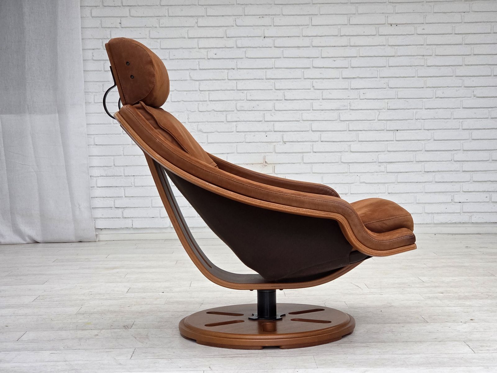 1590.0 Jaren 1980, Zweedse Draaifauteuil, Nubuckleer, Canvas, Gebogen Beukenhout. photo