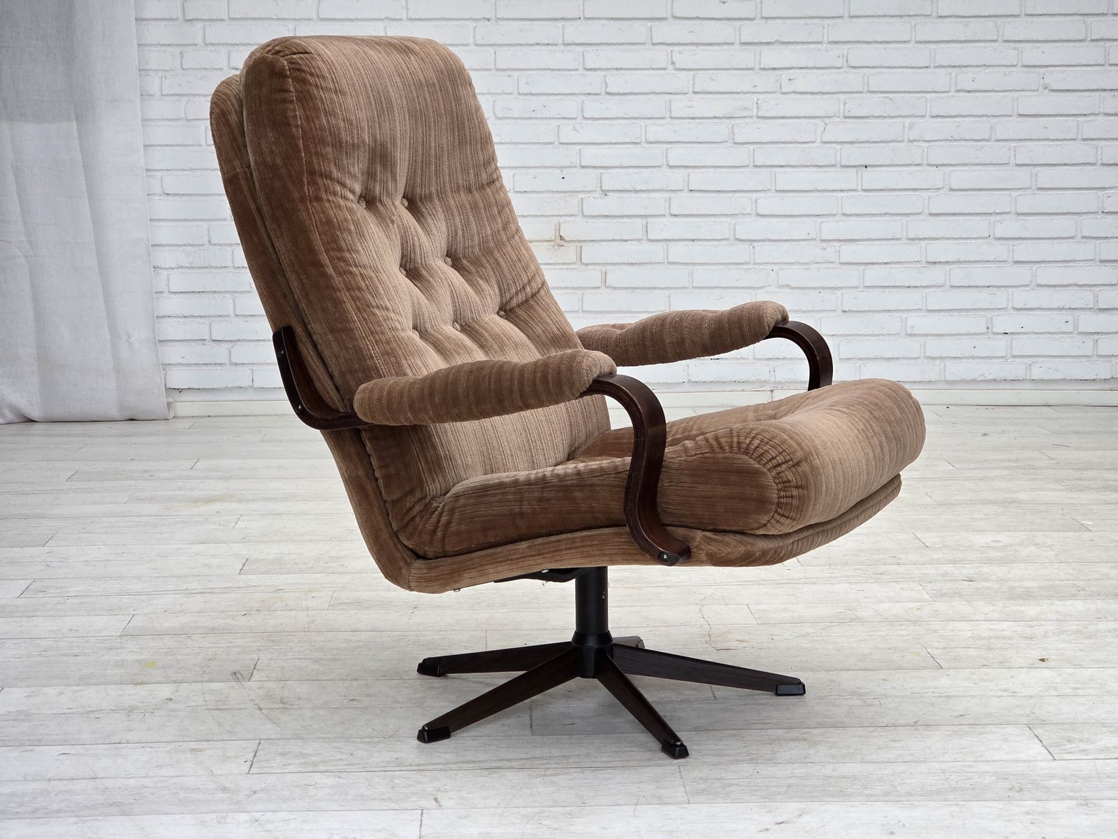 Jaren 1970, Deense Draaifauteuil, Meubelcord, Donker Beukenhout. photo furniture