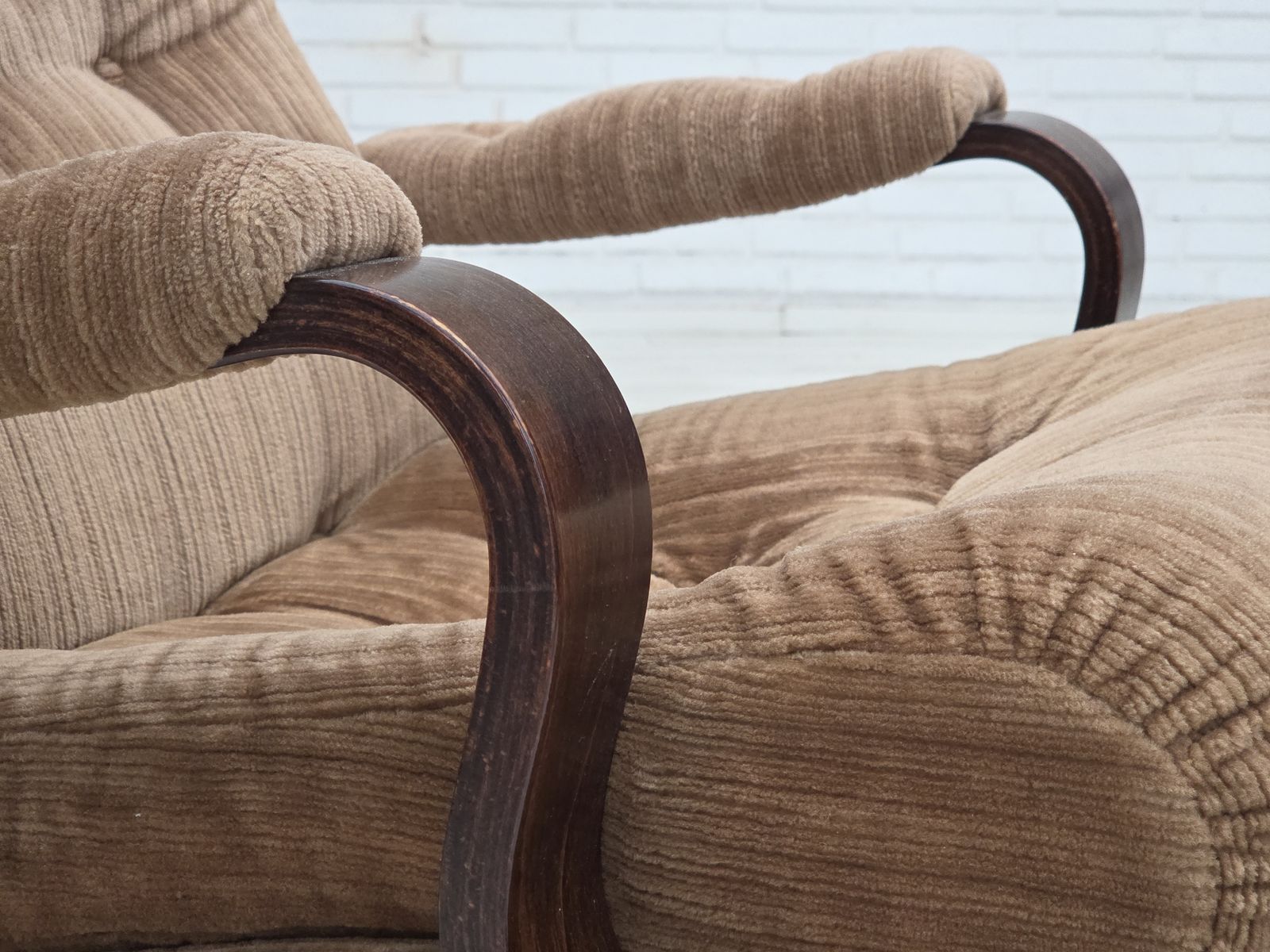 Jaren 1970, Deense Draaifauteuil, Meubelcord, Donker Beukenhout. photo Meubels