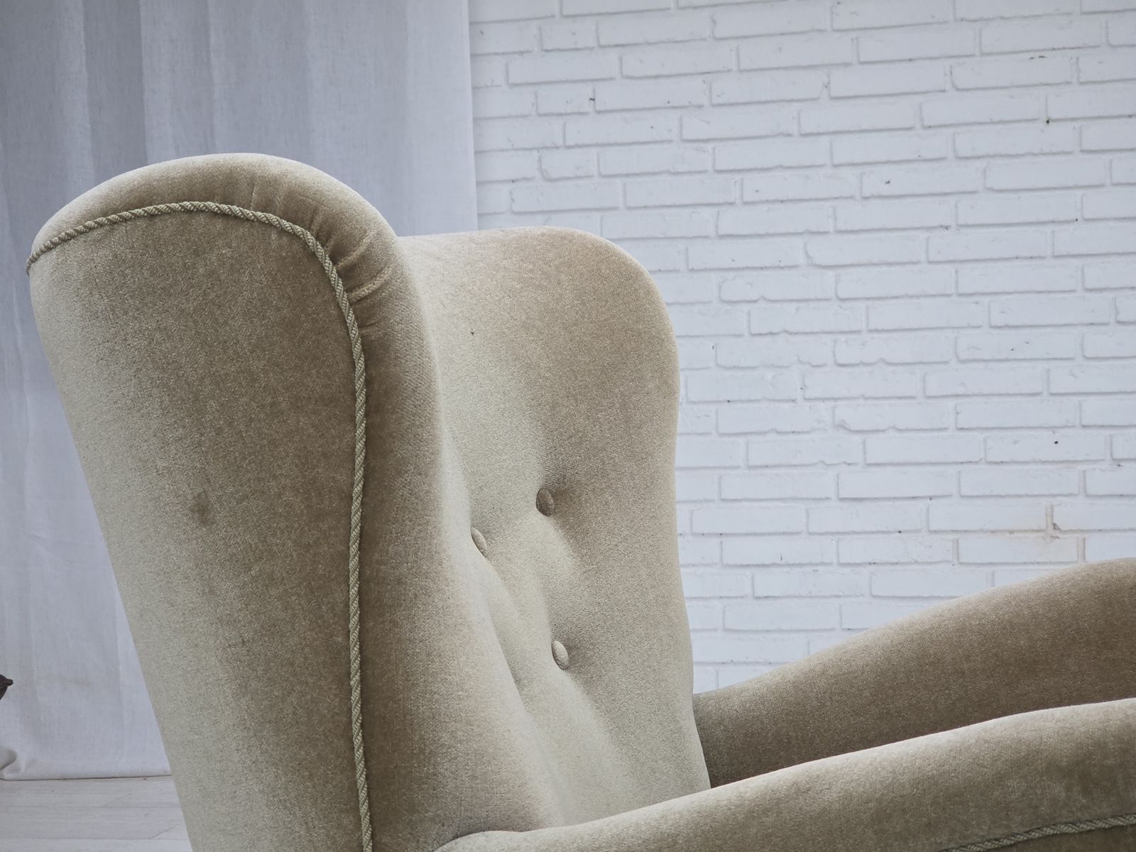 photo for sale Ca. Jaren 1960, Deense Fauteuil, Groen Meubelvelours, Eikenhouten Poten.