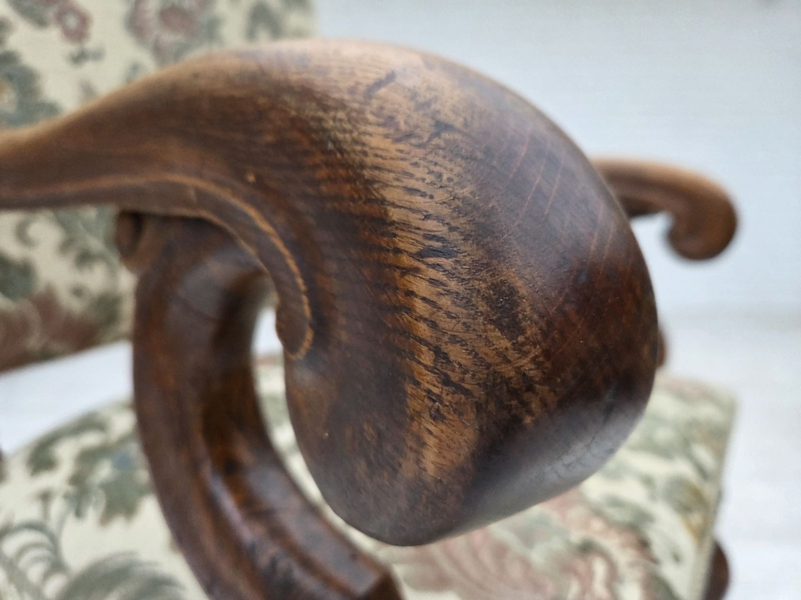 Ca. Jaren 1950, Scandinavische Hoge Fauteuil, Meubelstof, Handgesneden Eikenhout. photo buy