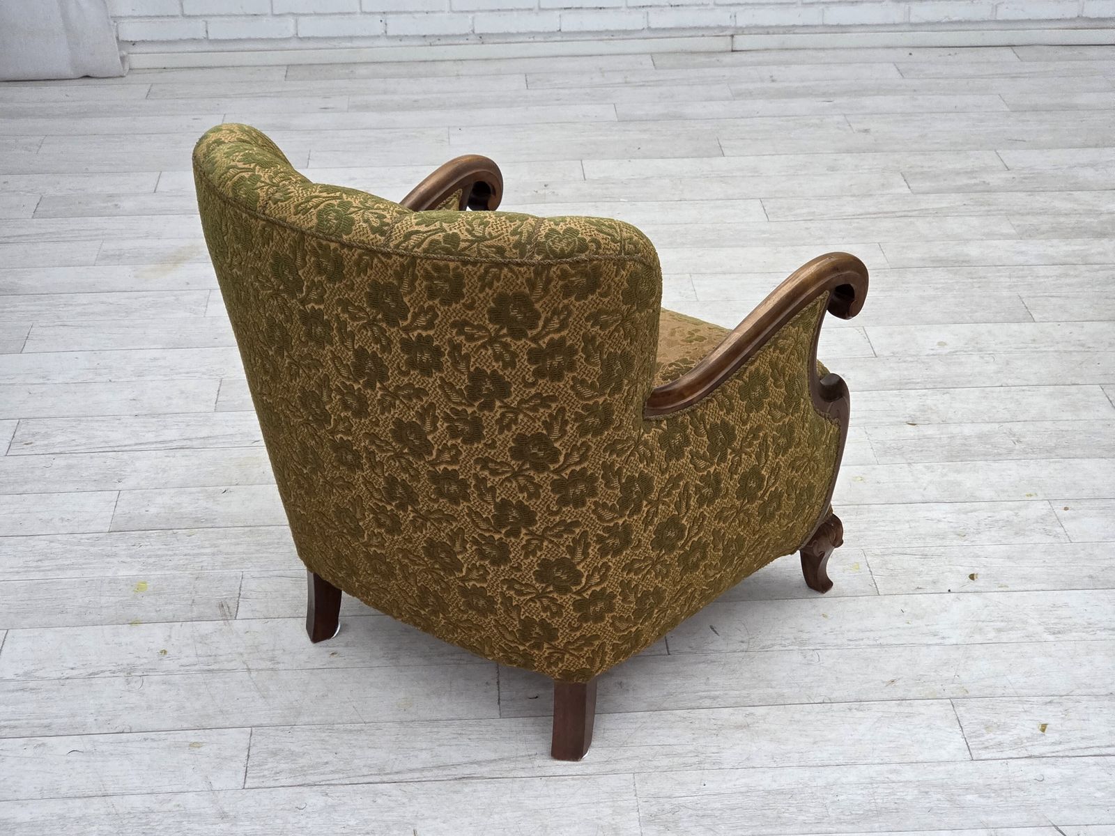 photo vintage 1950s, Danish Armchair, Furniture Wool, Hand Carved Oak Wood.
