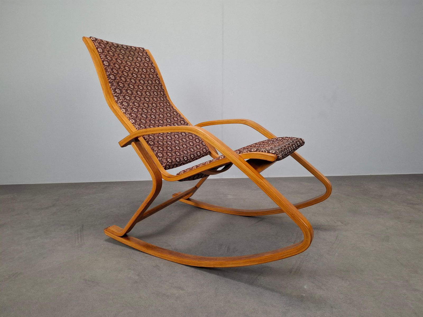 photo vintage 1930s Art Deco Czechoslovak Bentwood Rocking Chair With Original Upholstery