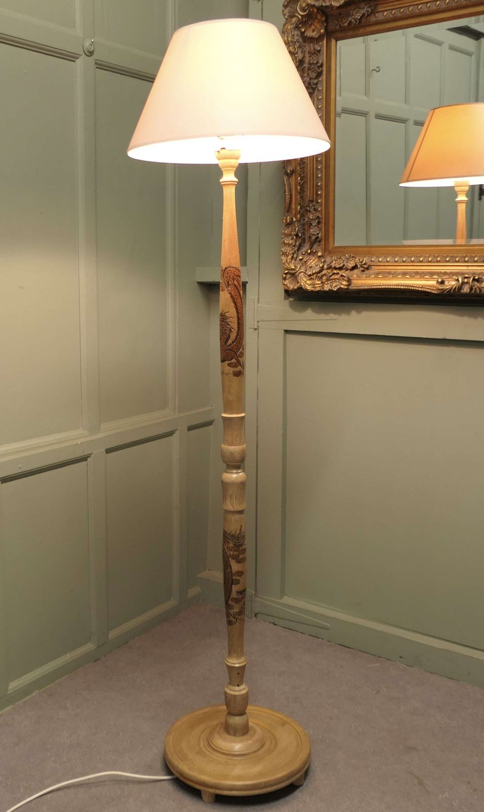 Carved Oriental Style Floor Lamp, Standard Lamp photo Lighting