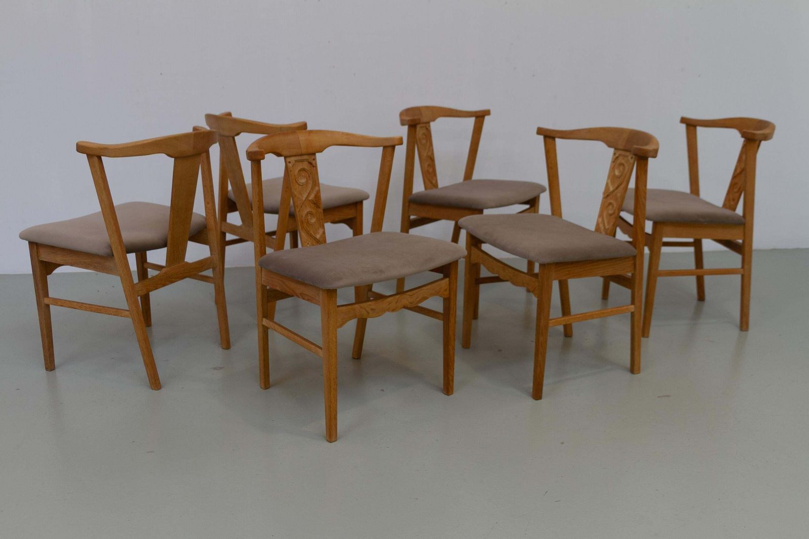 photo vintage Danish Brutalist Oak Dining Chairs By Henning Kjærnulf, 1960s. Set Of 6.