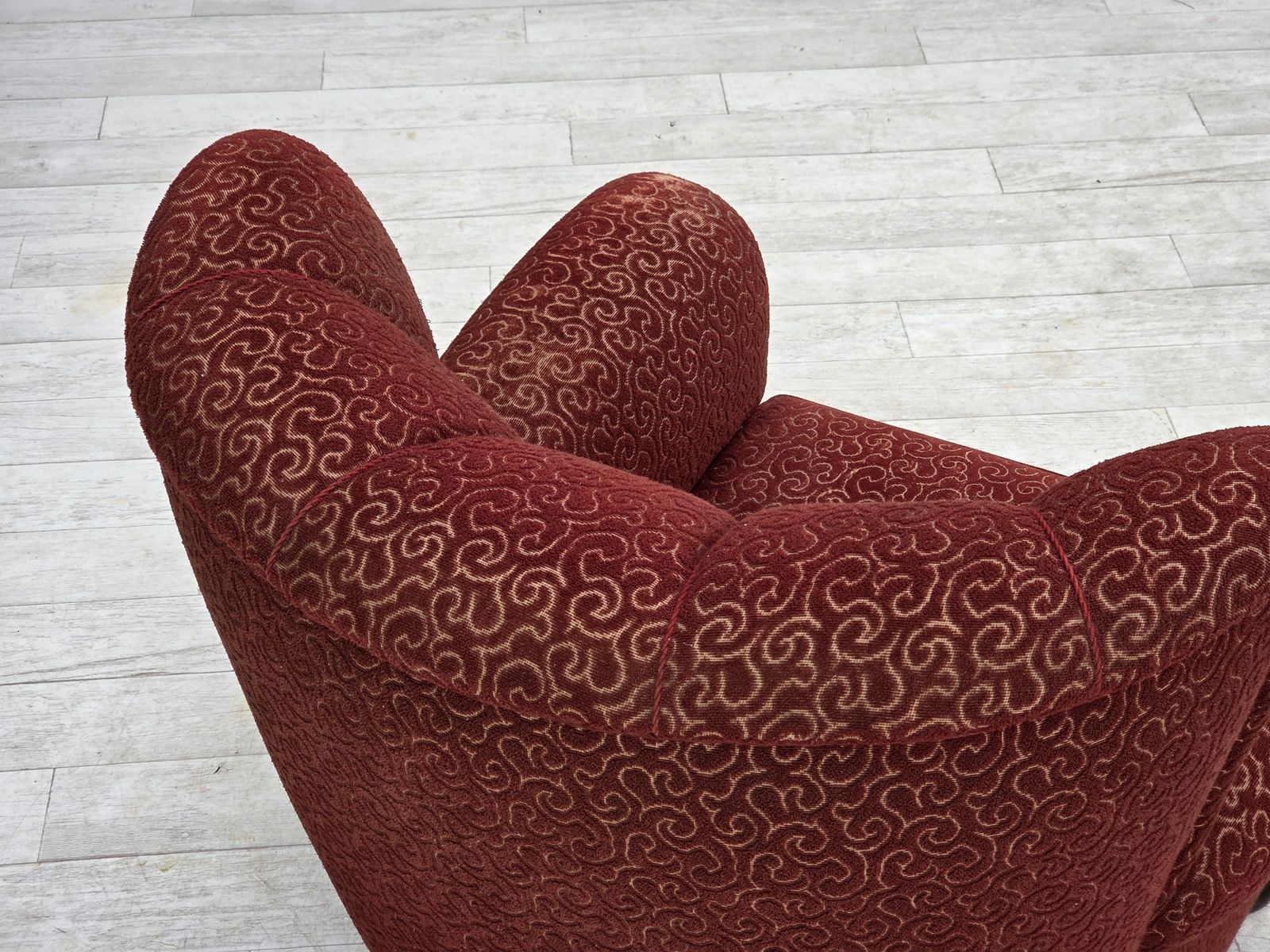 photo vinterior 1960s, Danish Relax Armchair, Original Red Furniture Wool, Oak Wood Legs.