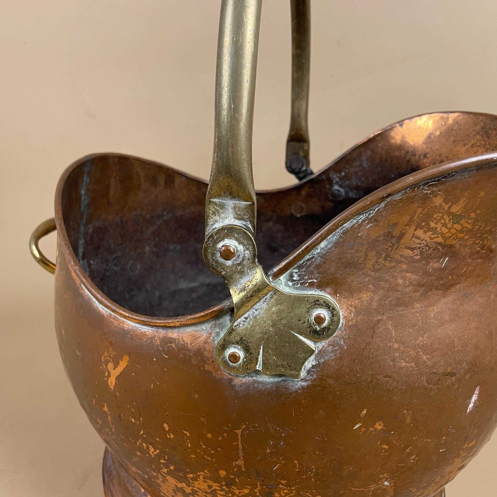 photo furniture Antique Metal Copper Coal Bucket Gold Brass Handle Fireside Fire Side Scuttle Log Helmet Farmhouse Cottage Shovel Vintage Fireplace Logs