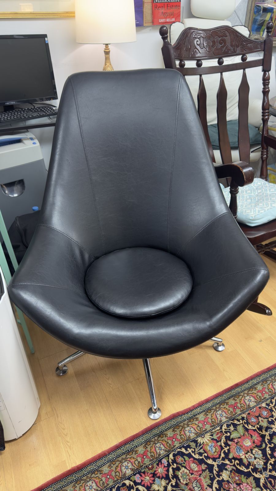 Retro High Backed Black Leather Swivel Armchair photo Furniture