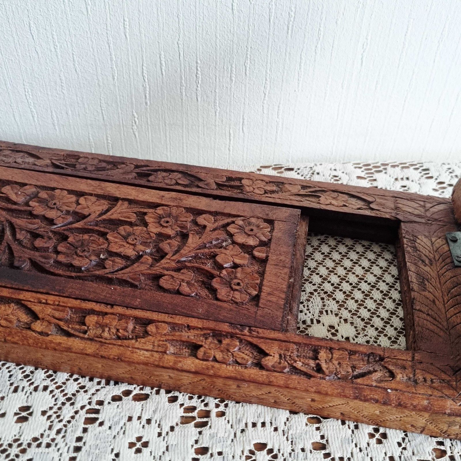 photo vinterior Vintage Indian Wood Bookrest/Bookshelf/Book Trough