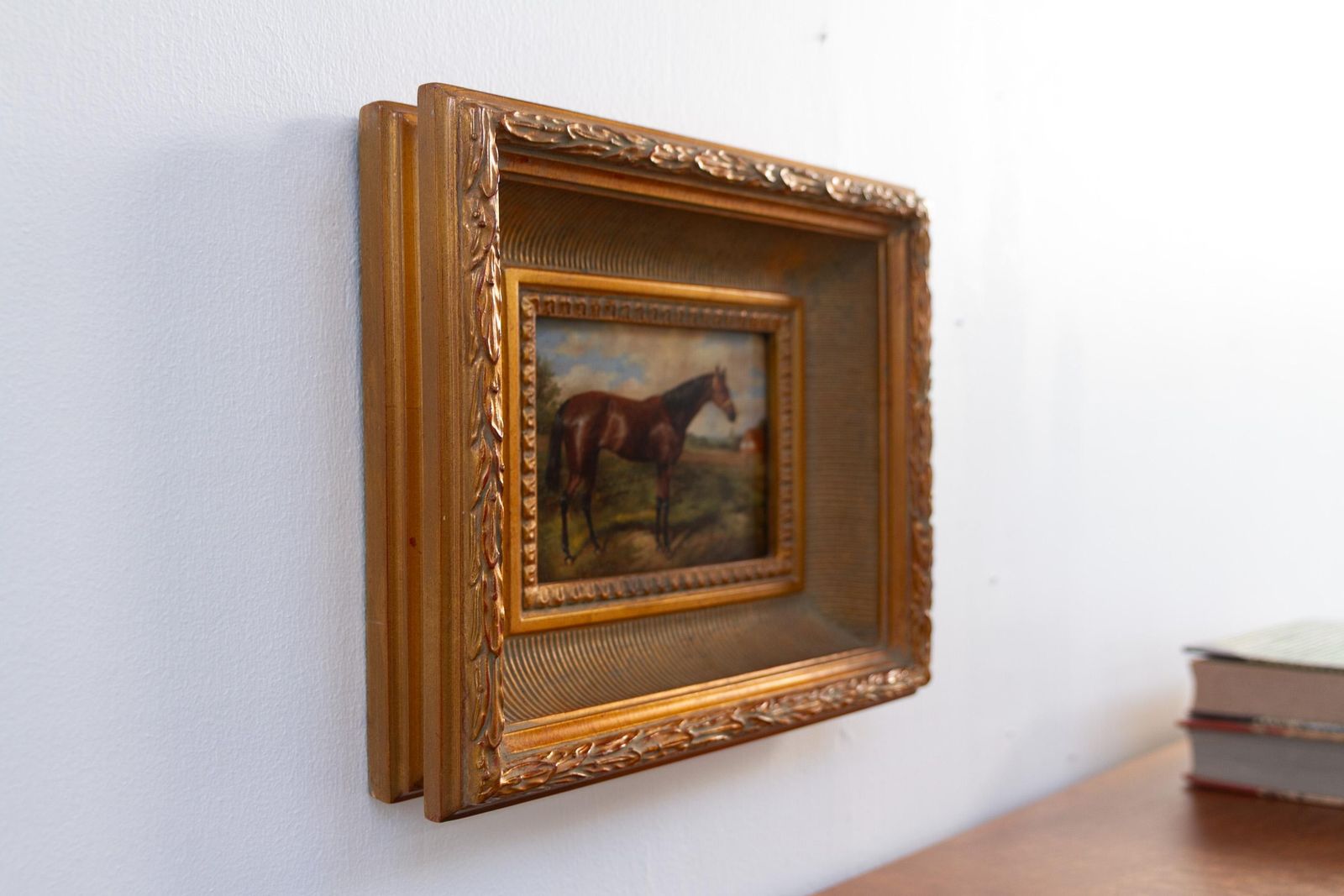 photo vinterior Vintage Oil Painting Of Bay Horse In Gilded Frame, 20th Century.