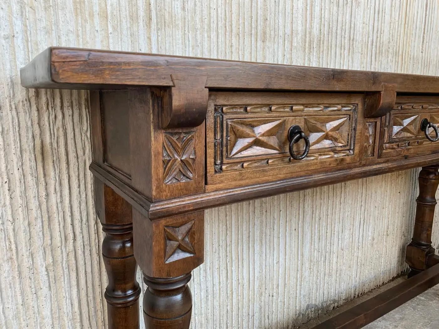 Console catalane en bois de noyer sculpté, début du XIXe siècle photo for sale