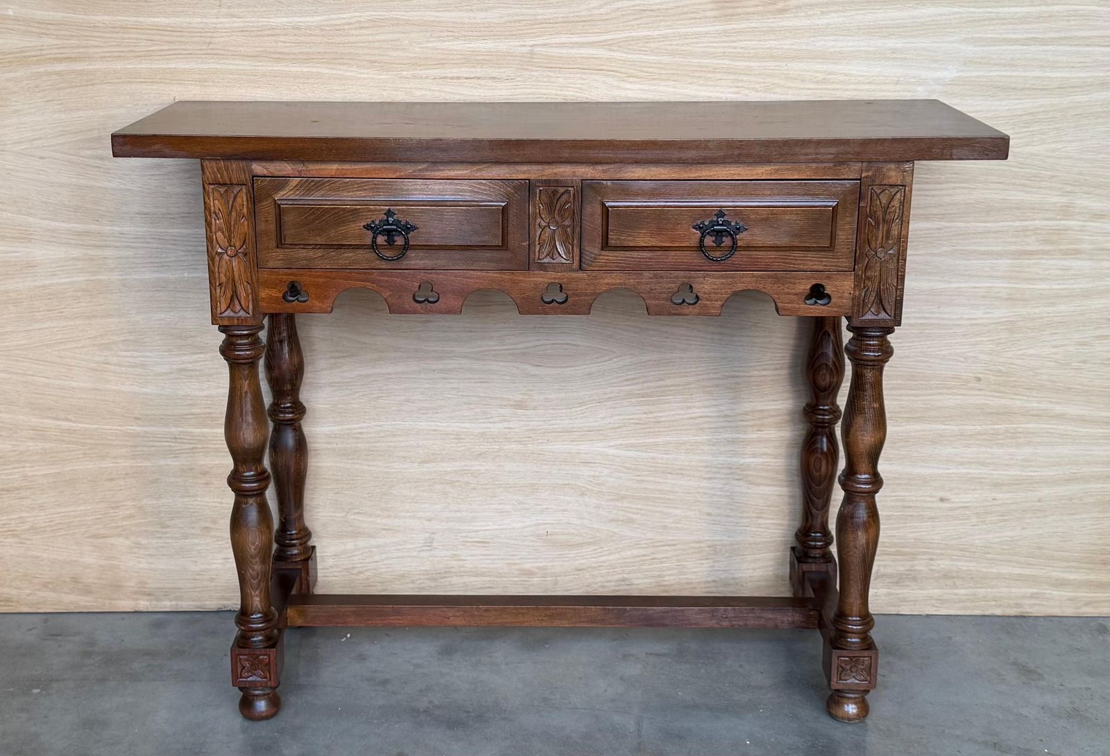 Console espagnole en noyer sombre sculpté, pieds cannelés, début du XXe siècle photo furniture