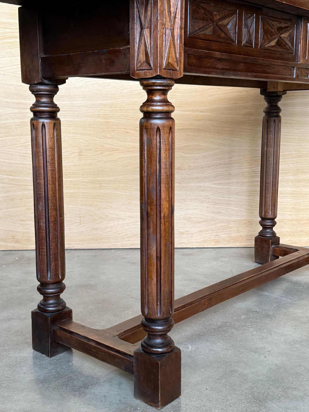 Table console espagnole du XXe siècle à abattant, avec entretoise en bois photo vintage