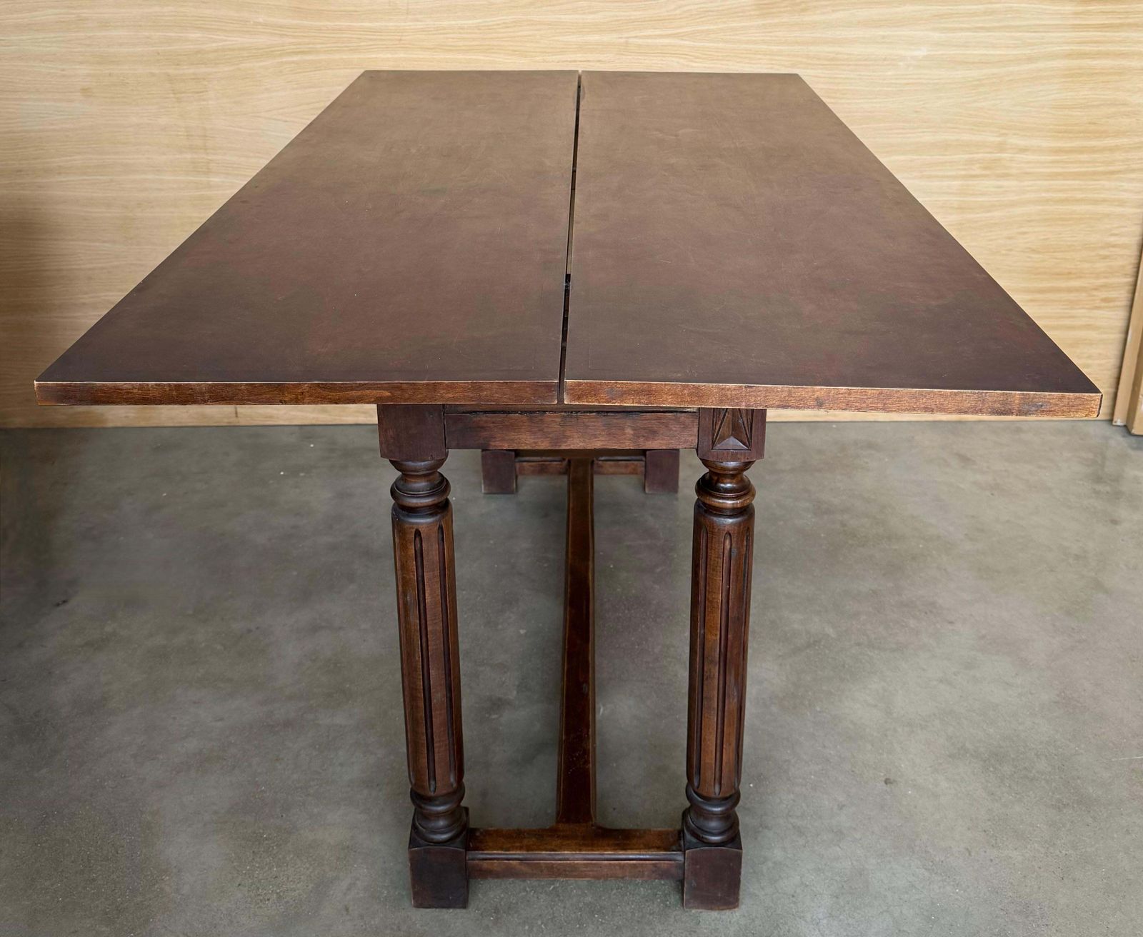 Mobilier Table console espagnole du XXe siècle à abattant, avec entretoise en bois photo