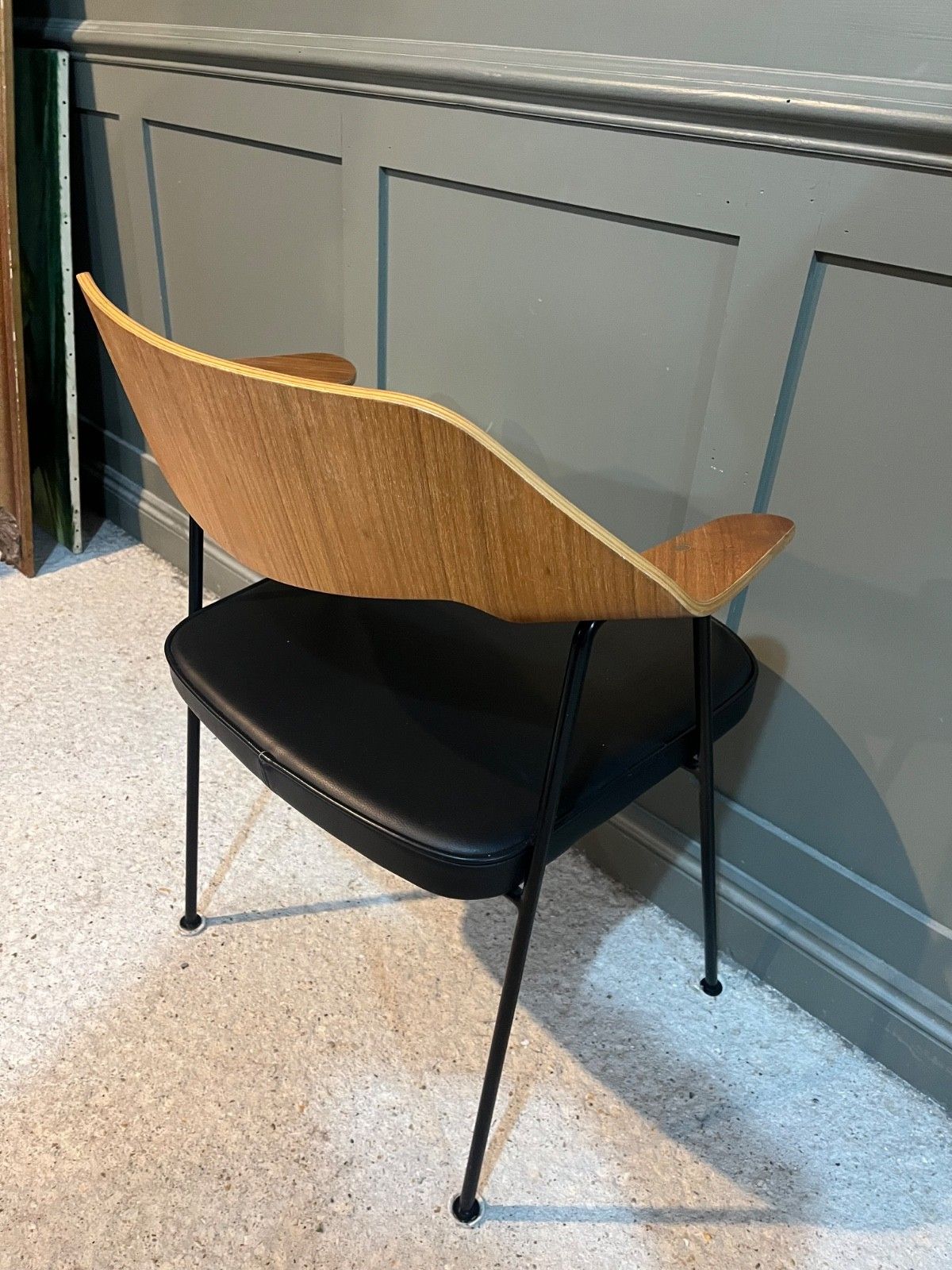 Robin Day 675 Chair photo furniture