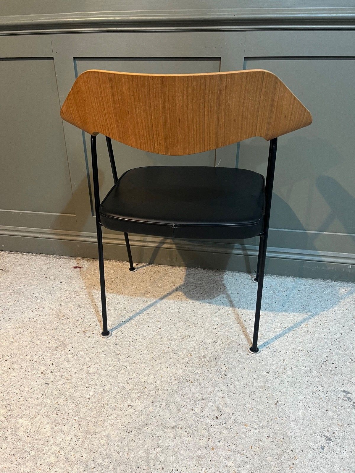 Robin Day 675 Chair photo for sale