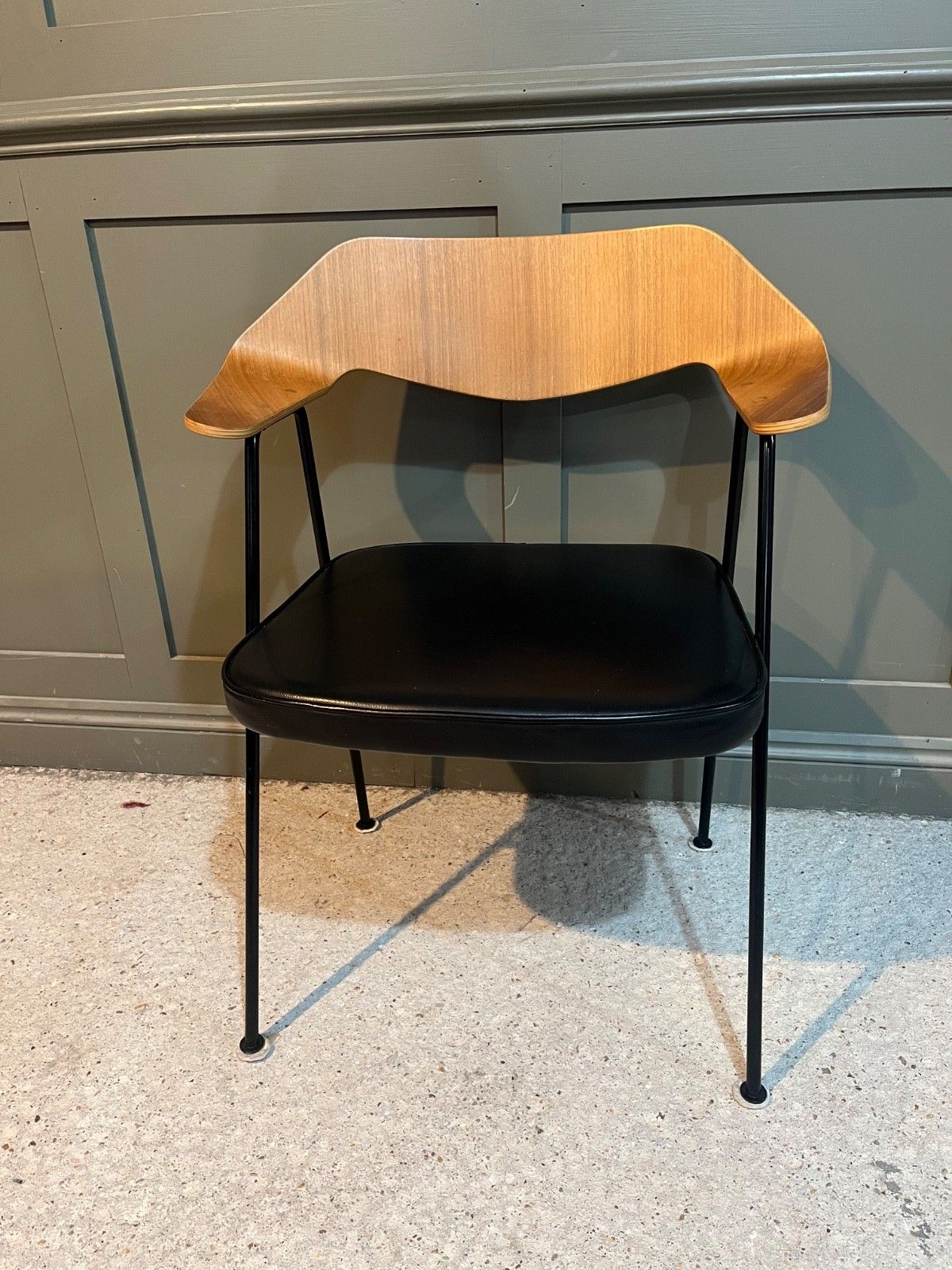 photo for sale Robin Day 675 Chair