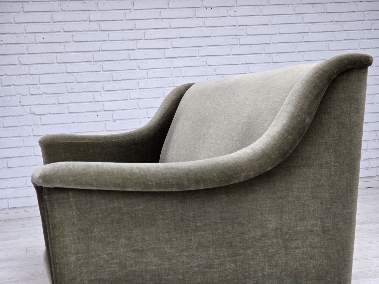 photo vintage 1970s, Danish 3 Seater Sofa, Green Furniture Velour, Beech Wood.