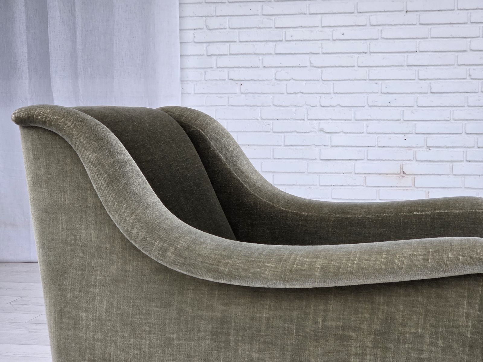 1200.0 Ca. Jaren 1970, Deense Fauteuil, Groen Meubelvelours, Beukenhout. photo