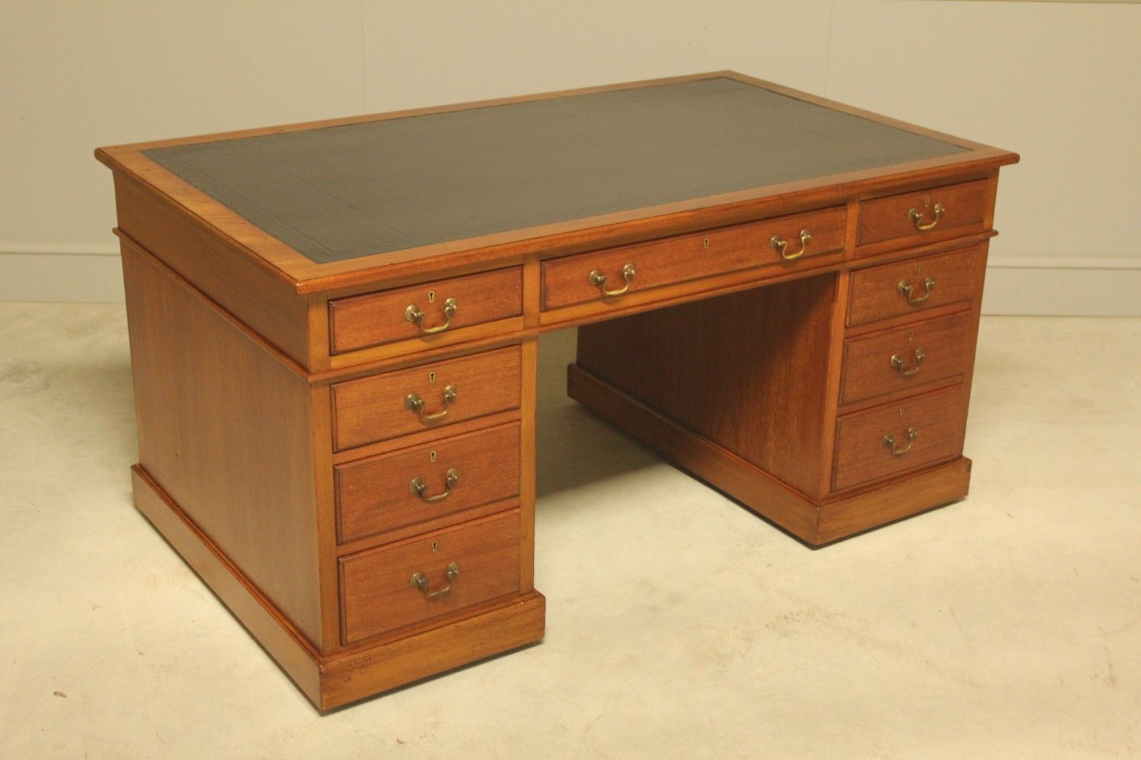 A Large Early 20th Century Mahogany Writing Desk photo 1500.0
