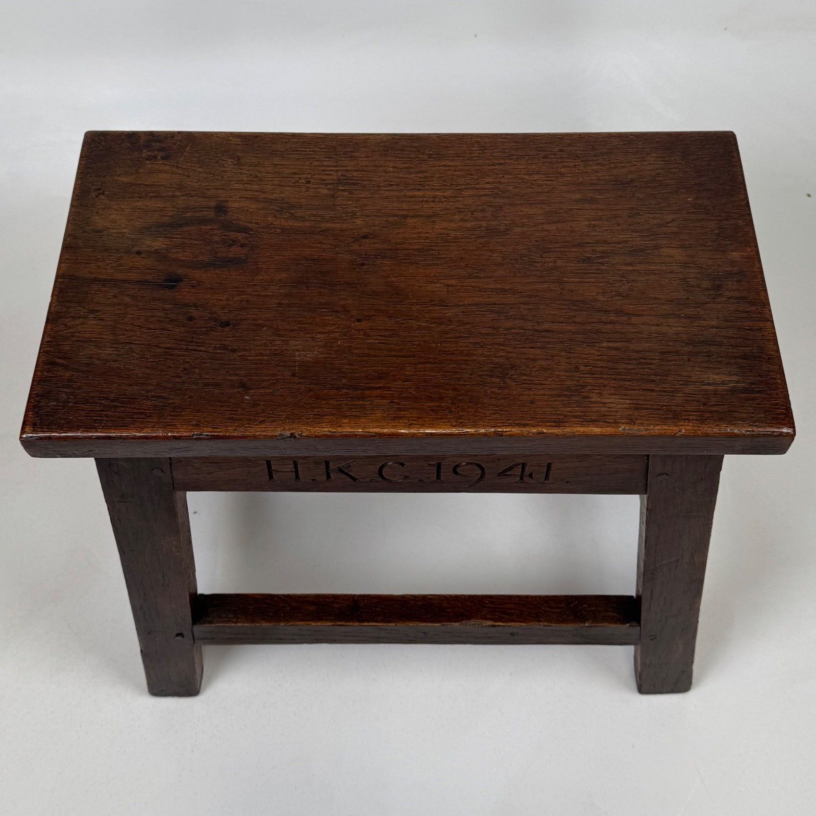 photo furniture Antique 20th Century Fine Quality Joint Oak Stool With Carving
