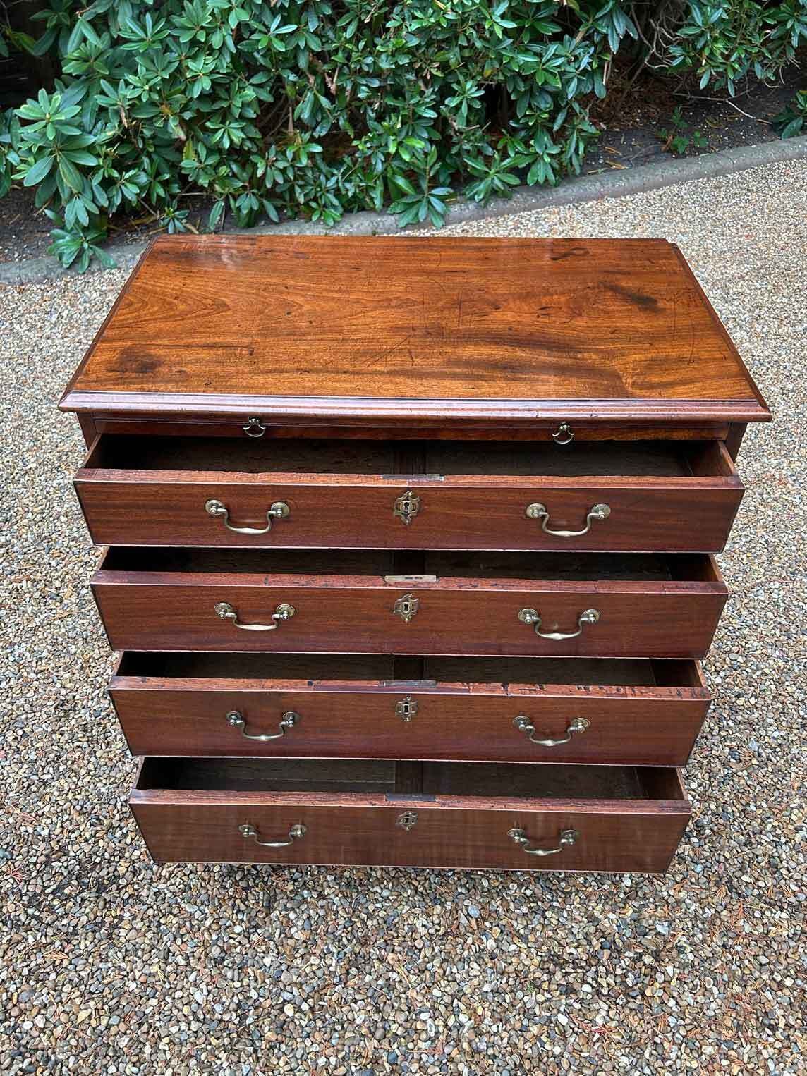 photo furniture 18th Century George III Mahogany Chest Of Drawers