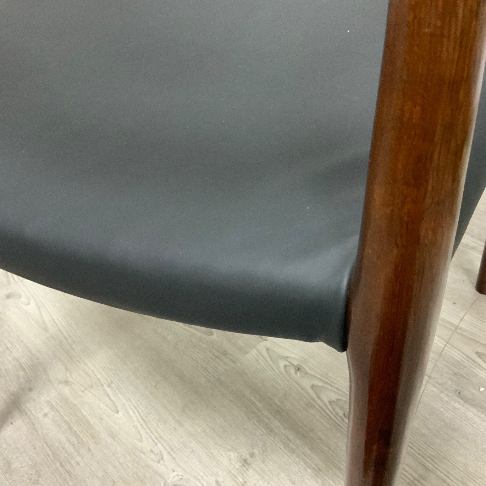photo vintage Neil’s Otto Moller Danish Rosewood Model 57 Office Library Chair   Black Leather