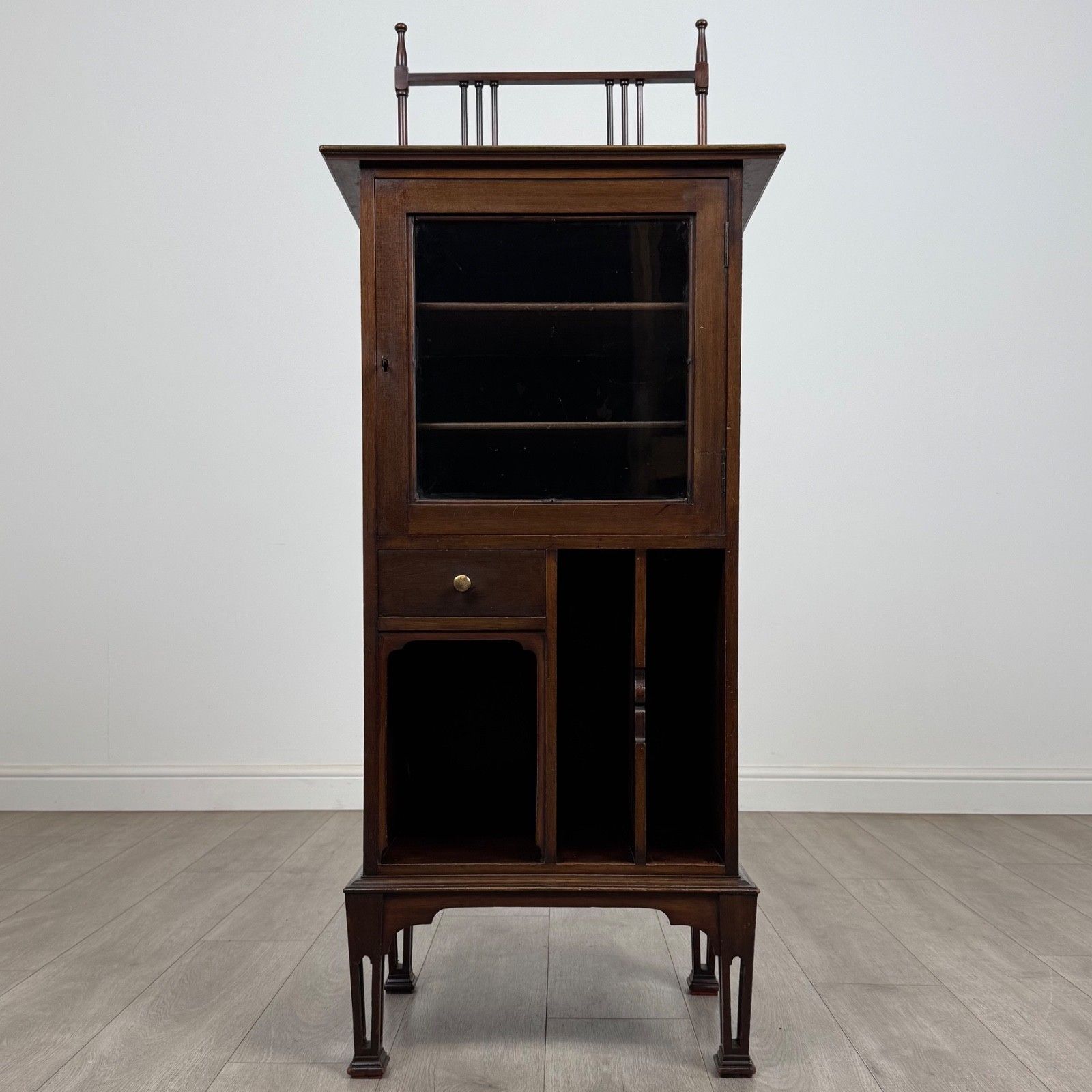 Antique 20th Century Good Quality Cabinet In Mahogany