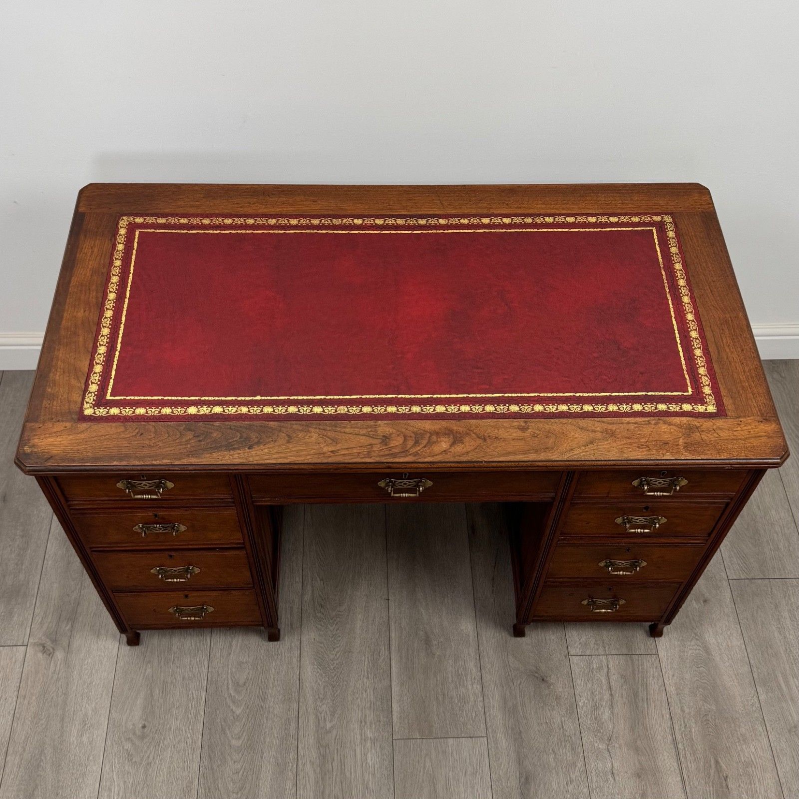 photo furniture Antique 20th Century Fine Quality Desk In Walnut