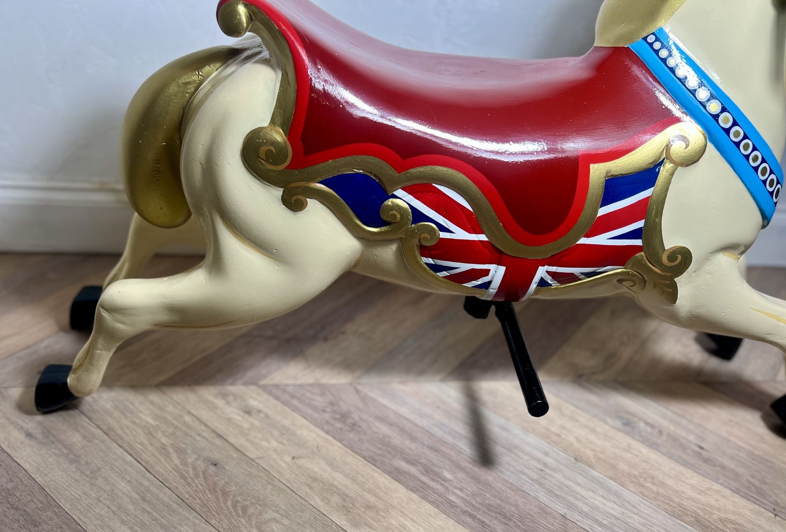 photo vinterior Rare Large Fairground Carousel Jumper Horse – Floor Standing Statement Piece